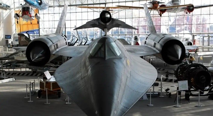 Image of the nose of an aircraft in the hangar.